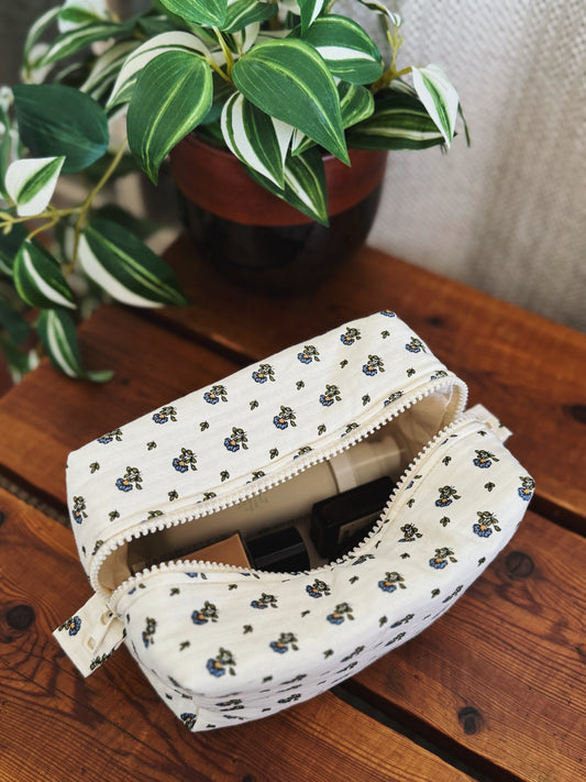 Trousse matelassée • fleurs bleues