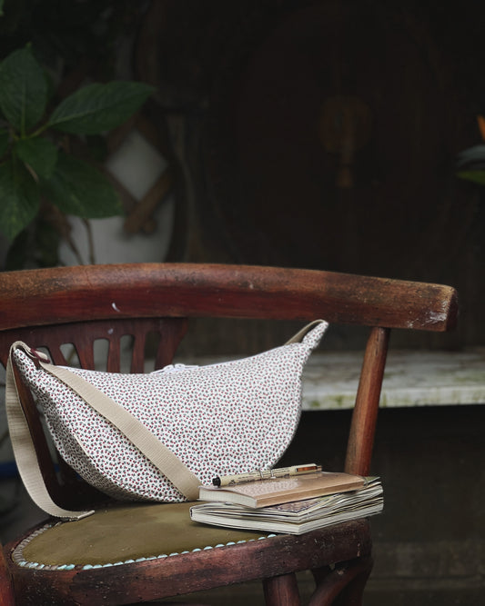 Sac halfmoon ~ petites fleurs rouges