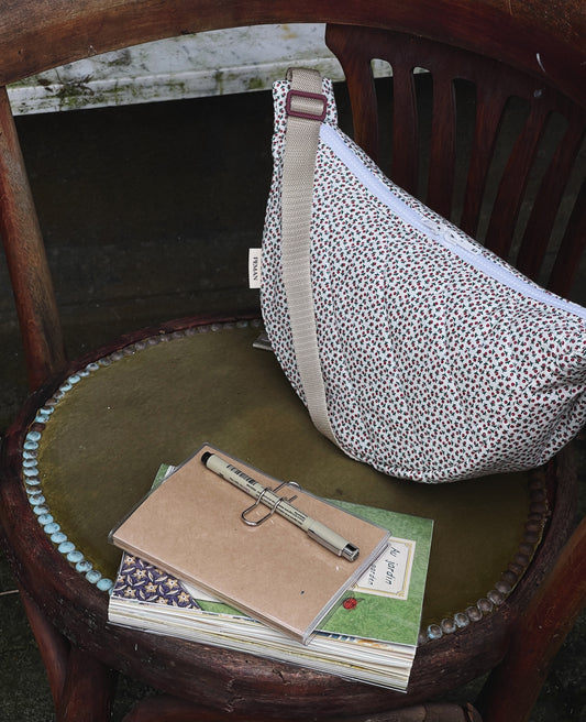 Sac halfmoon ~ petites fleurs rouges