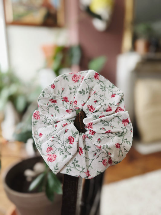 Chouchou blanc avec des roses