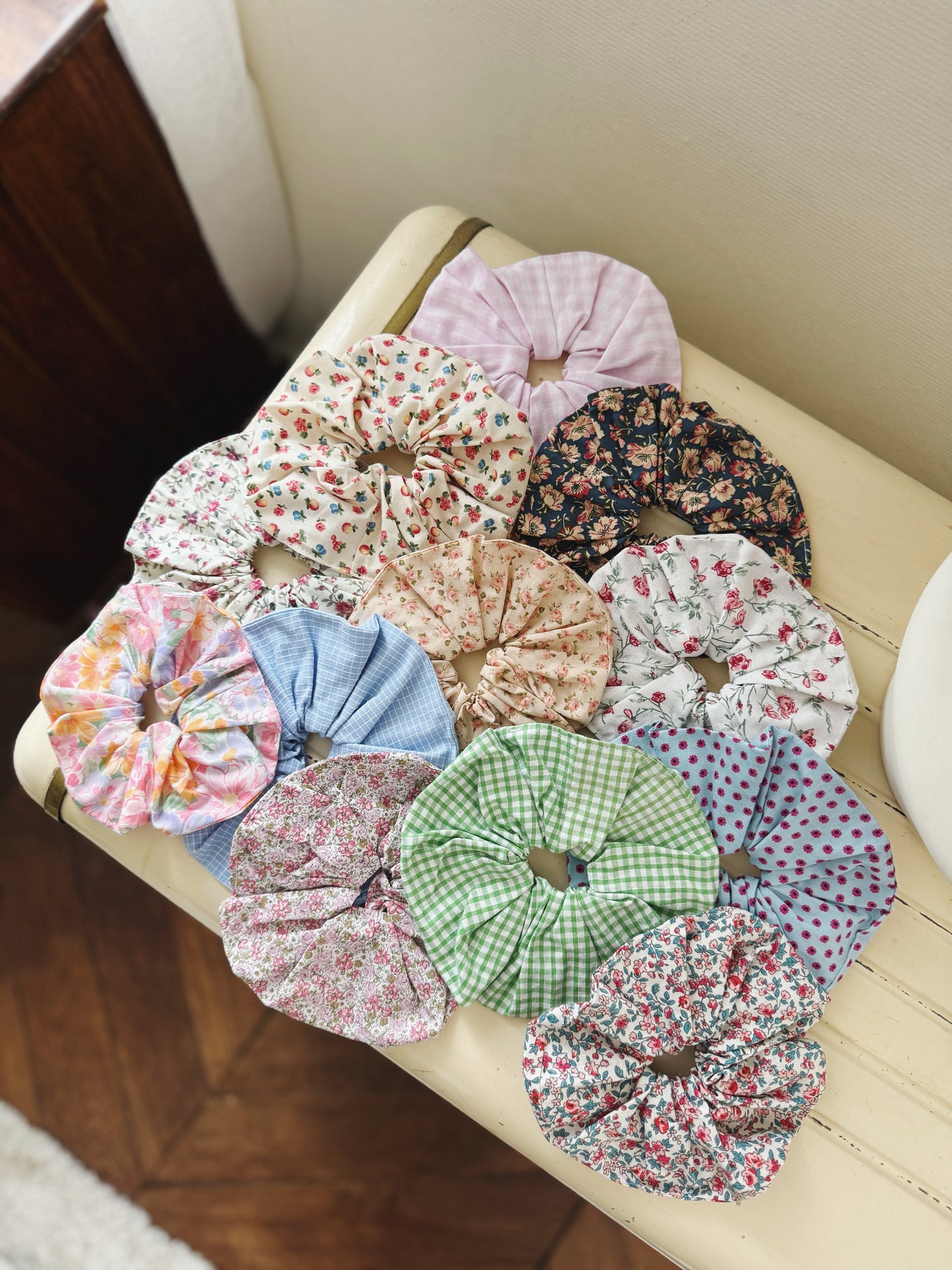 Chouchou floral foncé