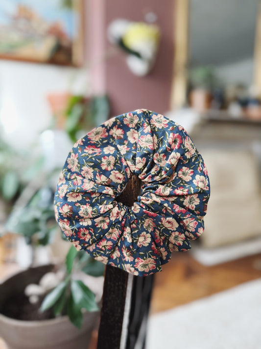 Chouchou floral foncé
