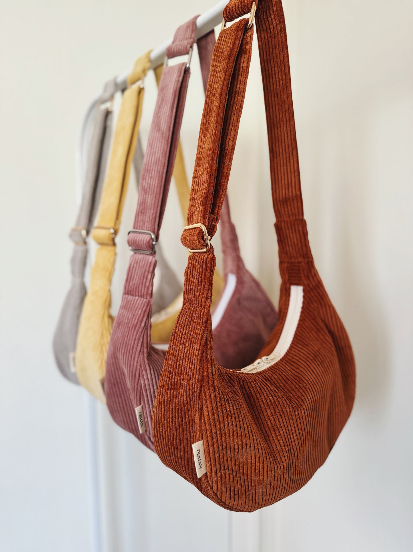 Sac croissant • velours côtelé rouille