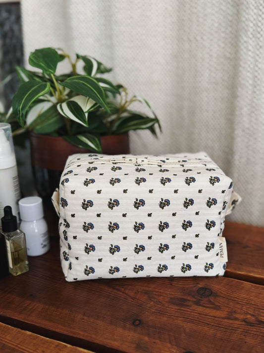 Trousse matelassée • fleurs bleues