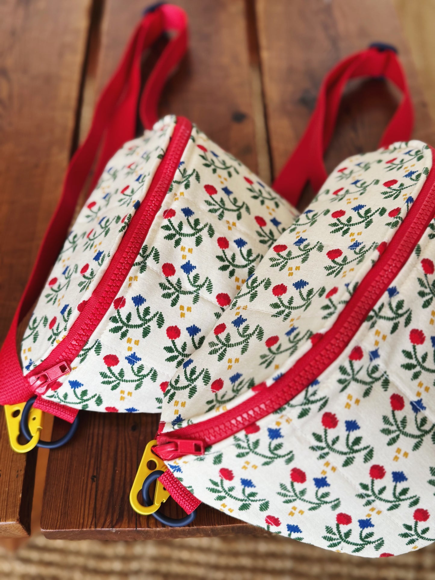 Bananes maxi et mini ~ fleurs rouges