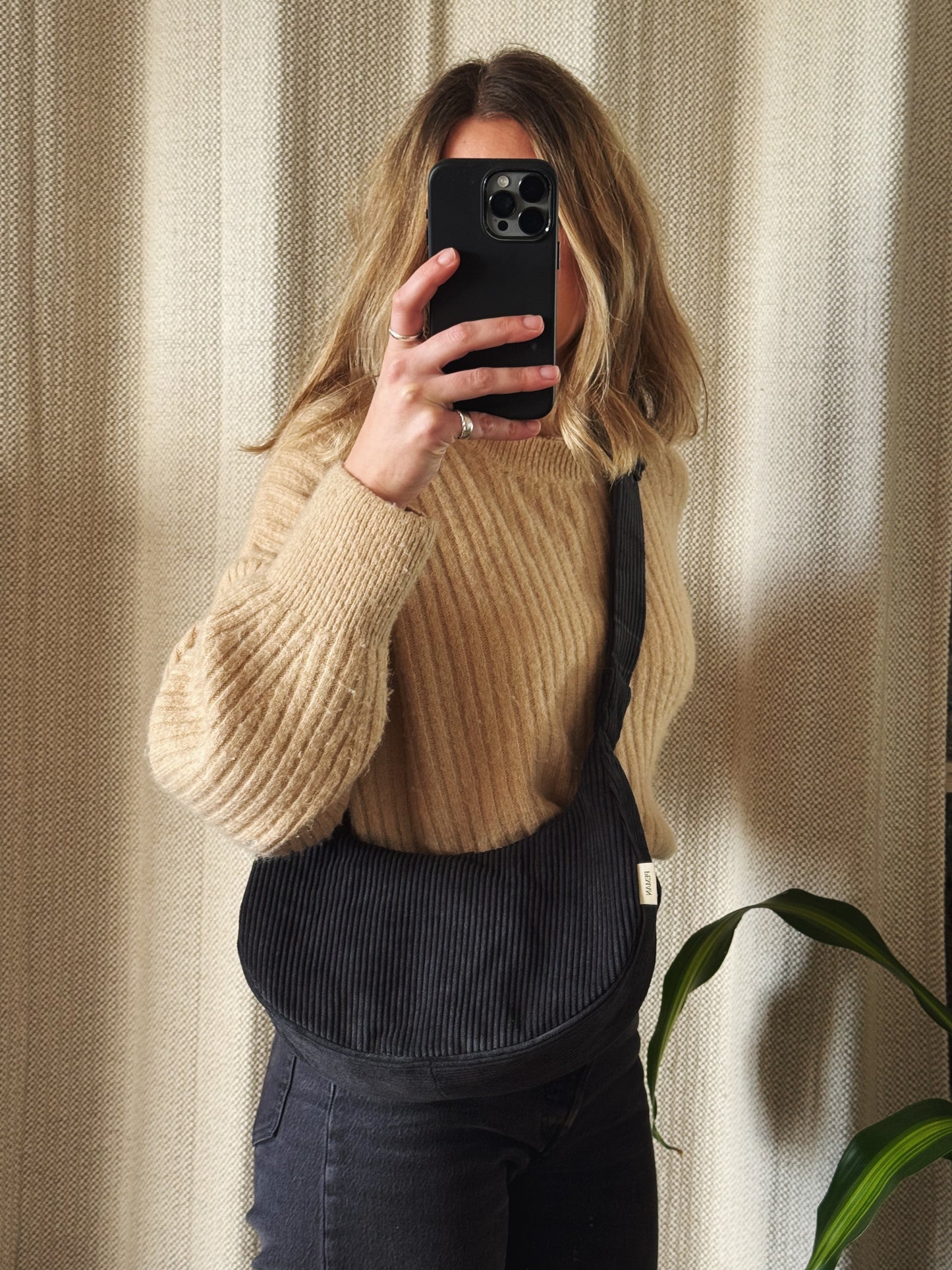 Sac croissant • velours côtelé noir