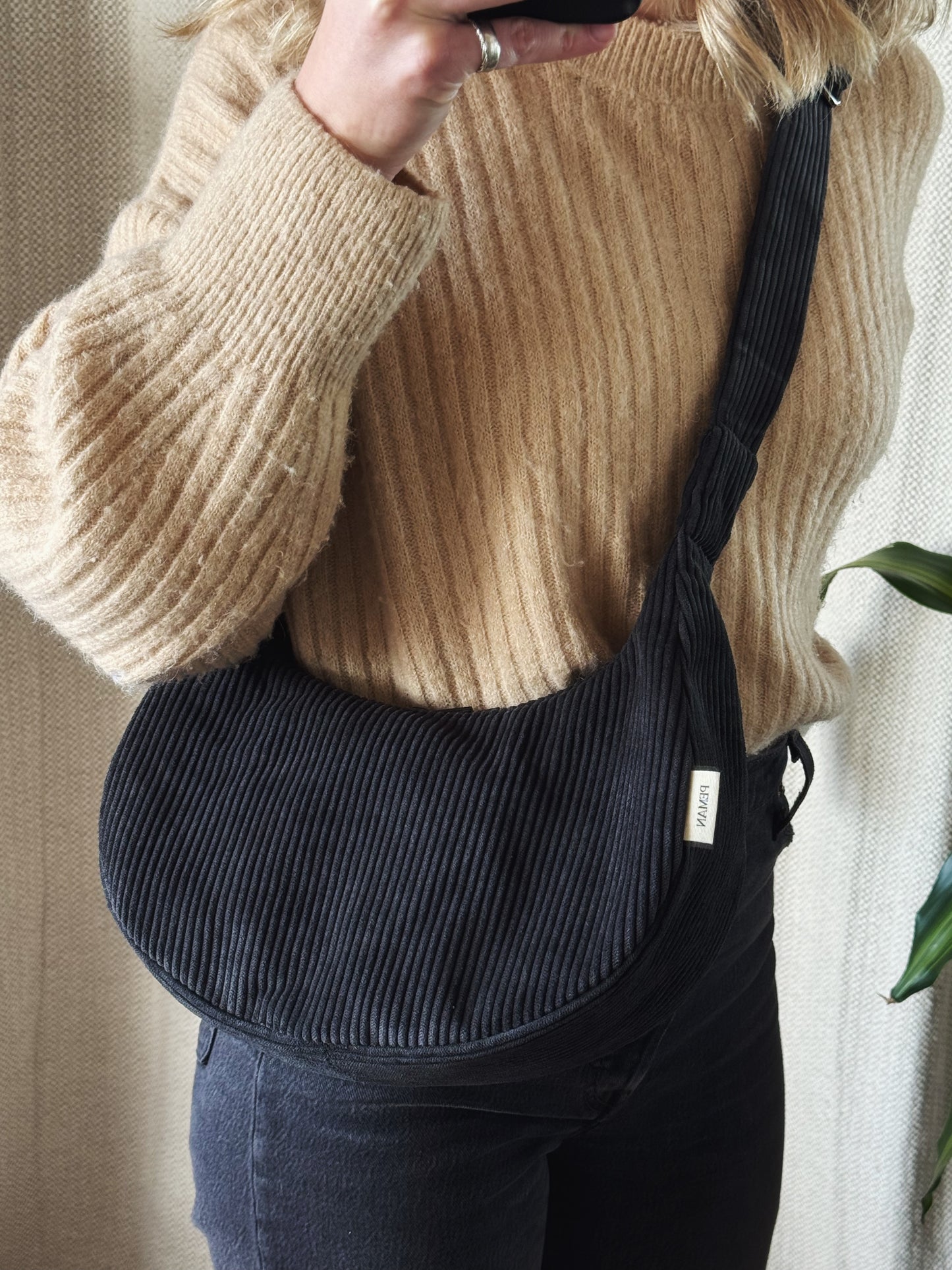 Sac croissant • velours côtelé noir