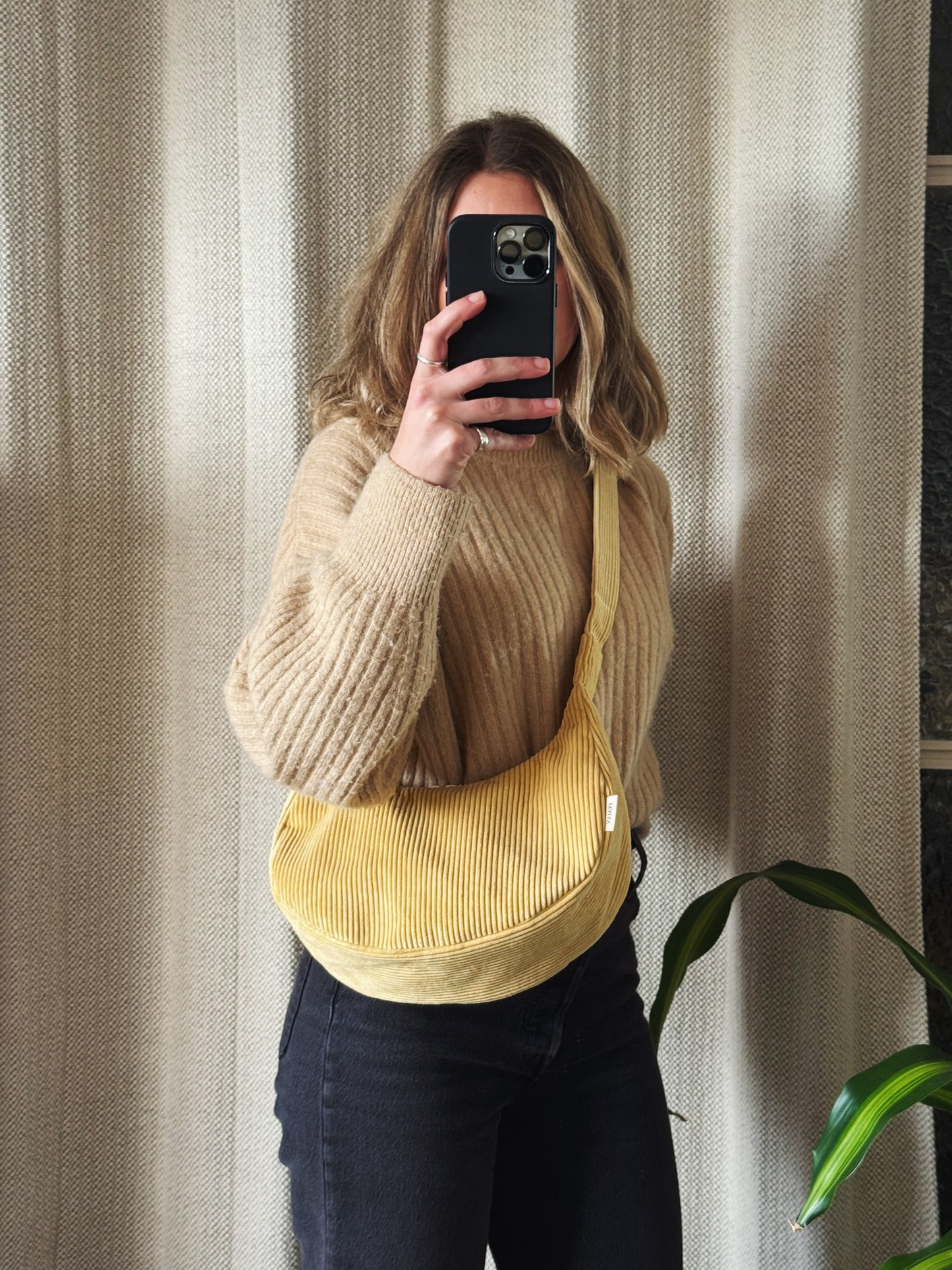 Sac croissant • velours côtelé jaune
