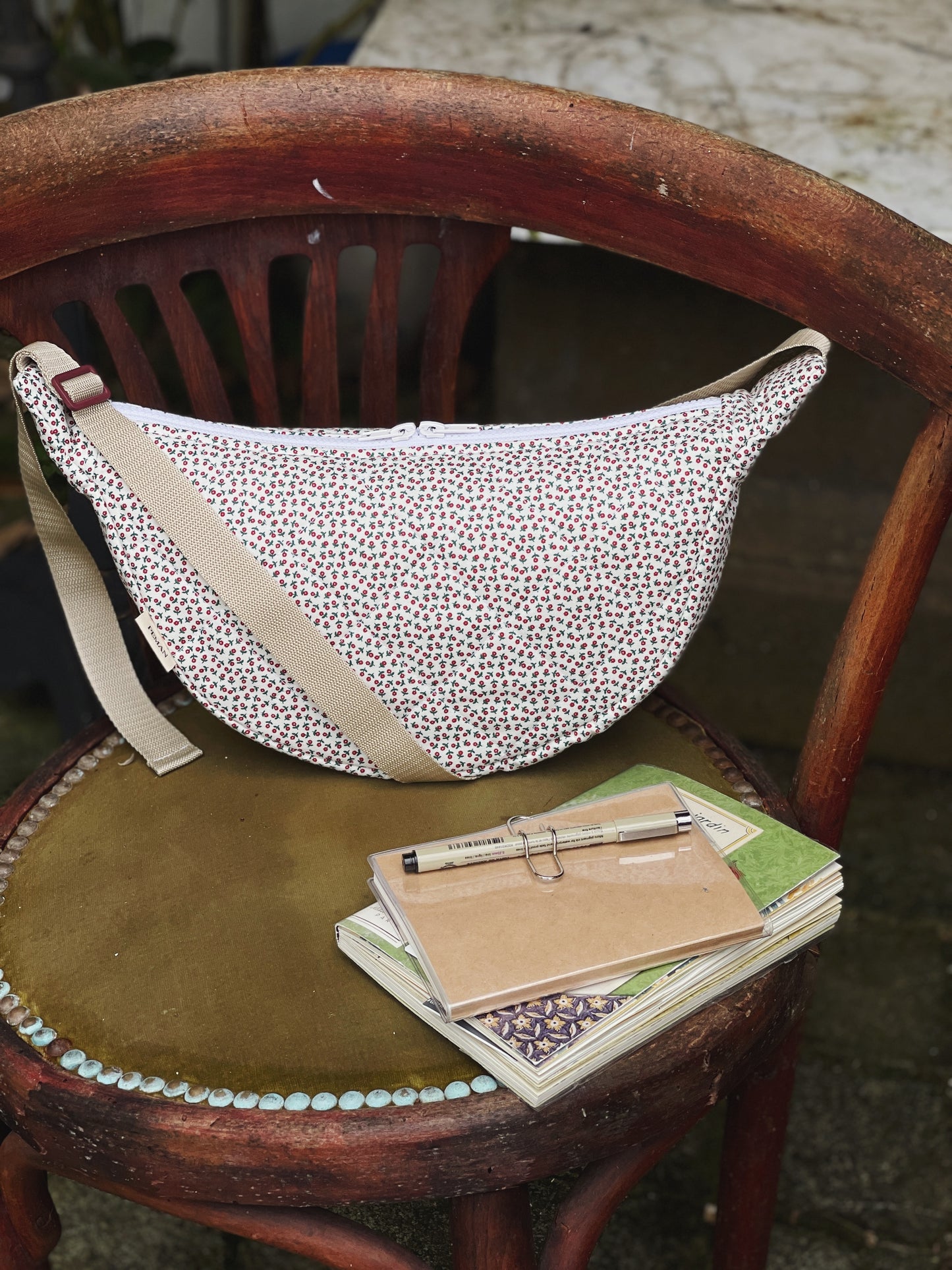 Sac halfmoon ~ petites fleurs rouges