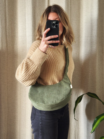 Sac croissant • velours côtelé vert
