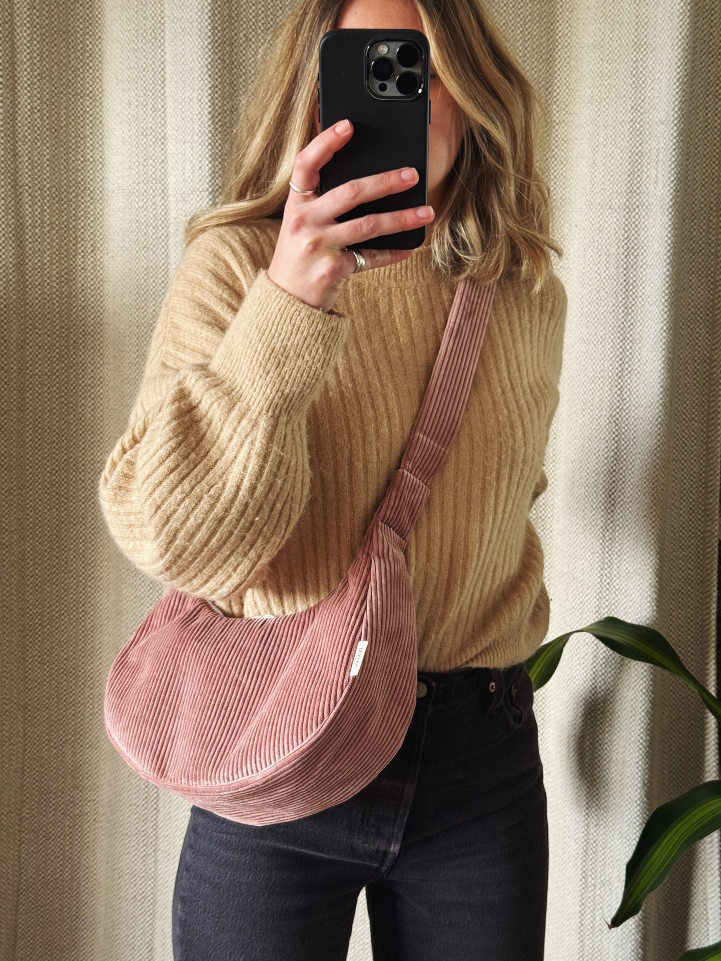 Sac croissant • velours côtelé rose