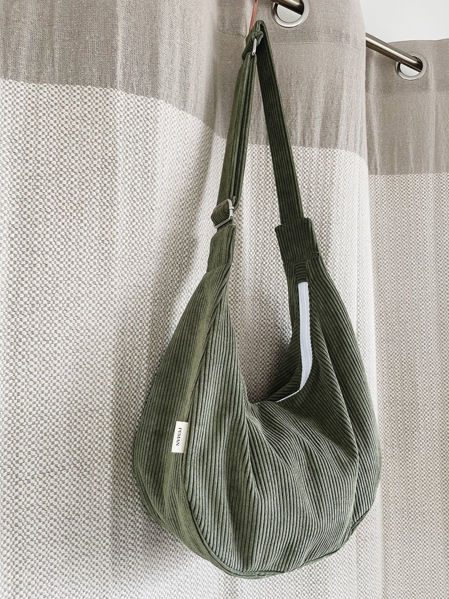 Sac croissant • velours côtelé vert