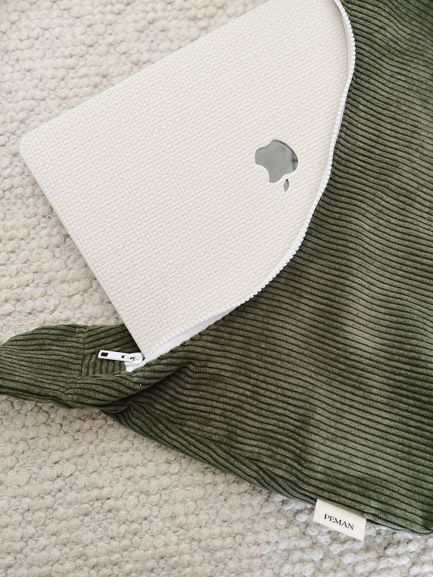 Sac croissant • velours côtelé vert